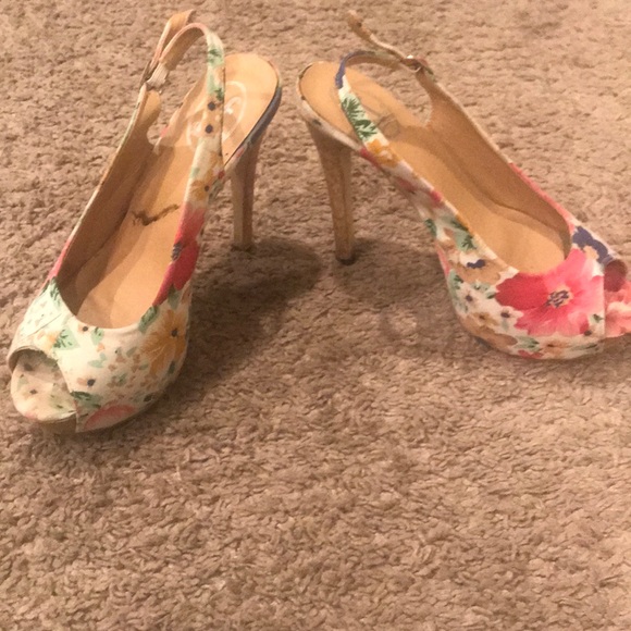 White multicolor flower heels. - Picture 3 of 4